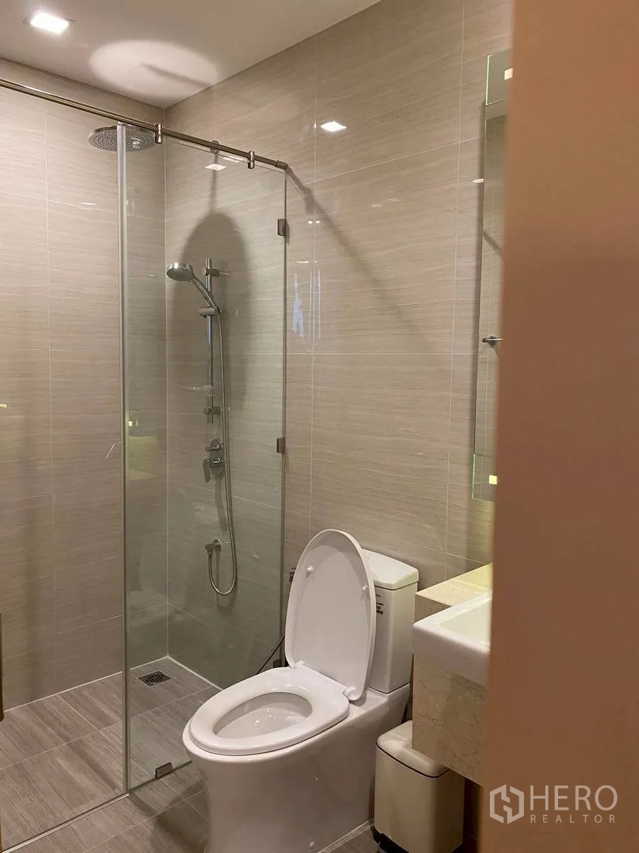 คอนโด for rent in Watthana, Bangkok - ห้องน้ำร่วมสมัยมีตู้ Shower กระจกและโถสุขภัณฑ์