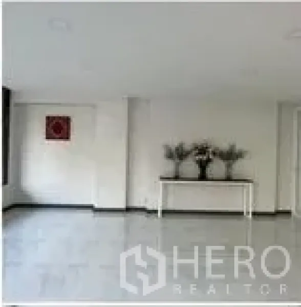 带办公室的家 出租在Wang Thonglang, Bangkok - 极简开放式房间，配装饰性边柜和墙面挂画。