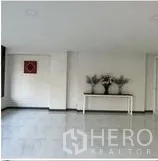 带办公室的家 出租在Wang Thonglang, Bangkok - 极简开放式房间，配装饰性边柜和墙面挂画。