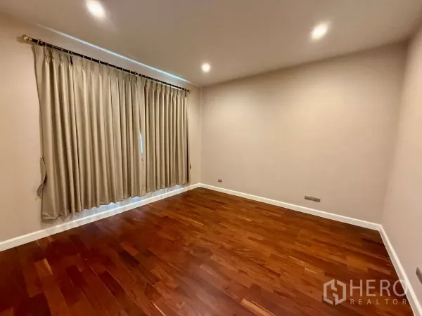 Townhouse for rent in Bang Kho Laem, Bangkok - Empty room with recessed lighting, full-length curtains and polished hardwood floor