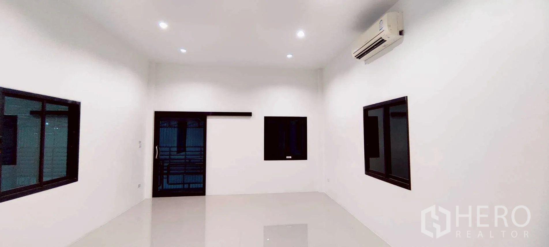 Warehouse for rent in Lam Luk Ka, Pathum Thani - Office with sliding glass door opening directly to the warehouse floor.