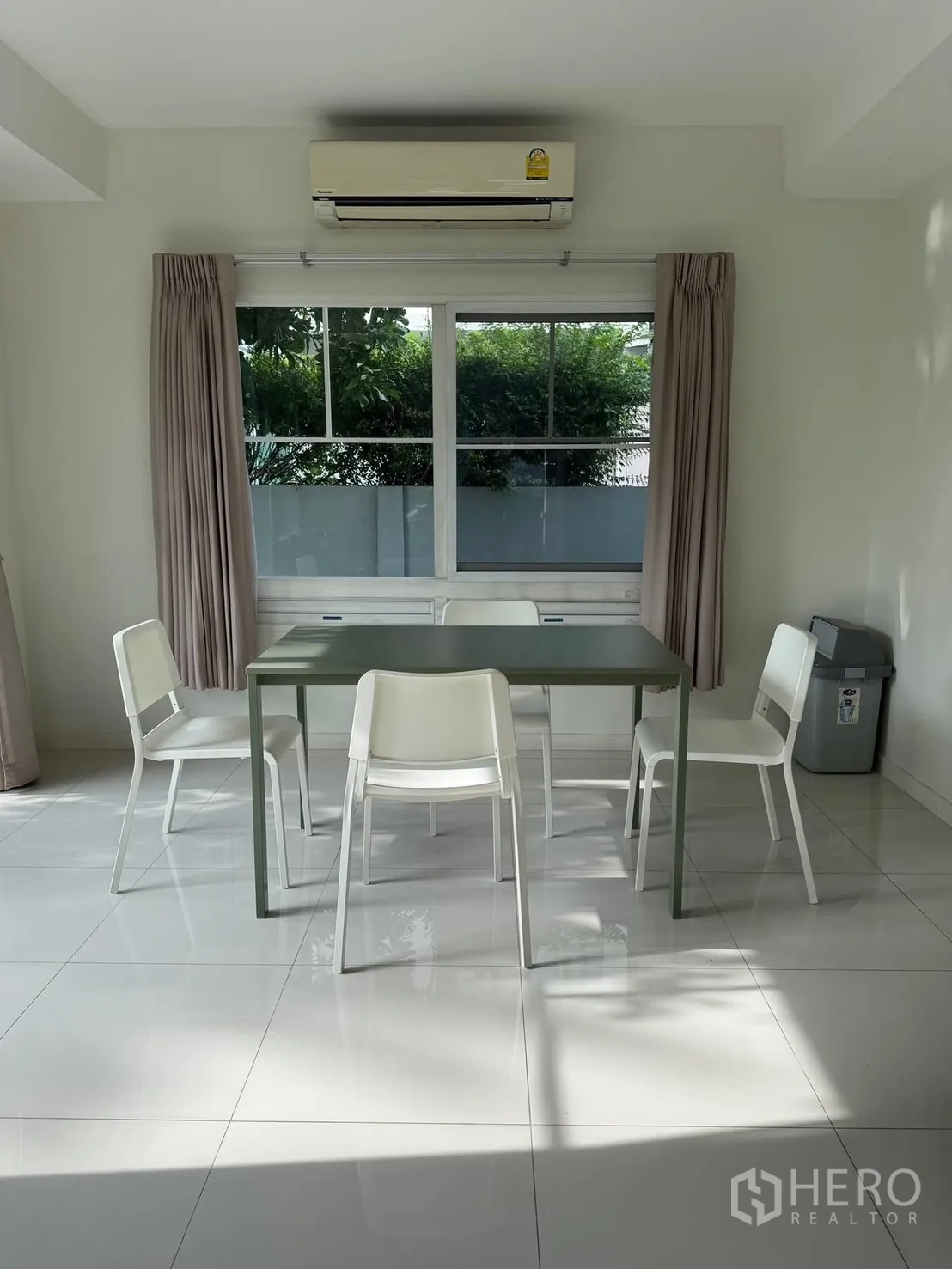 บ้านเดี่ยว for rent in Bang Phli, Samut Prakan - มุมทานข้าว โต๊ะ เก้าอี้สี่ตัว แอร์ และหน้าต่างบานใหญ่