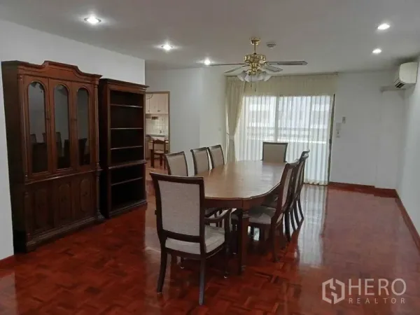 คอนโด ให้เช่าในWatthana, Bangkok - ห้องทานอาหาร โต๊ะไม้ 8 ที่นั่ง ตู้โชว์ และประตูกระจกพร้อมม่านโปร่ง