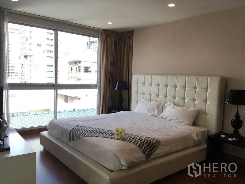 公寓 出租在Pathum Wan, Bangkok - 主卧另一角度，软包床头与大窗户城市景色