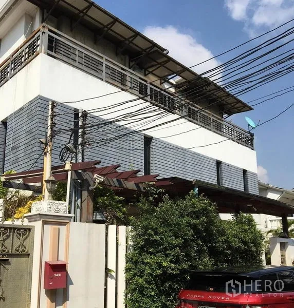 บ้าน ให้เช่าในKhlong Toei, Bangkok - ภายนอกบ้านสไตล์โมเดิร์น หลายชั้น พร้อมระเบียงและรั้วหน้าบ้าน
