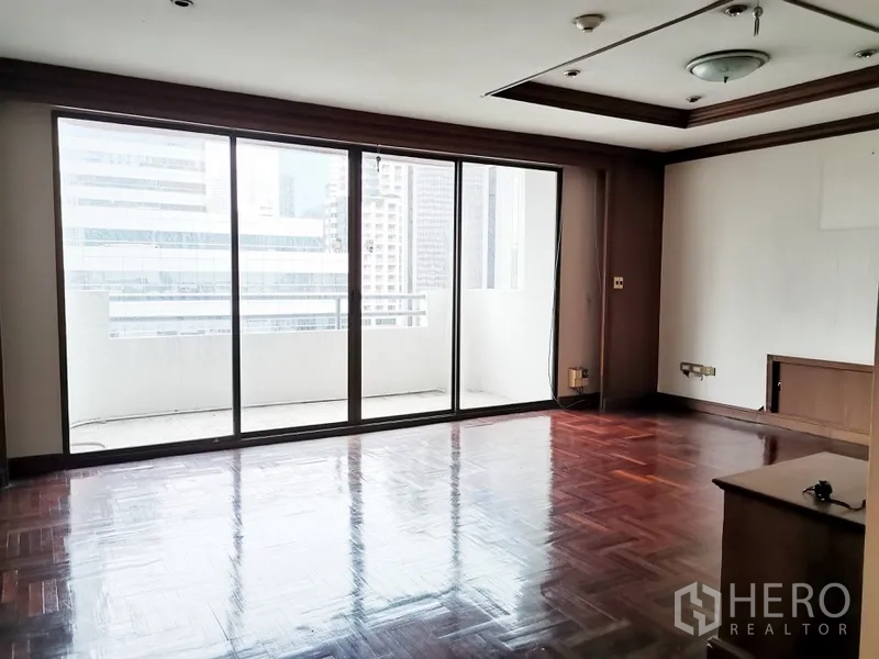 公寓 出售在Watthana, Bangkok - 宽敞客厅，拼花木地板与落地推拉门通向阳台，眺望瓦他那区。
