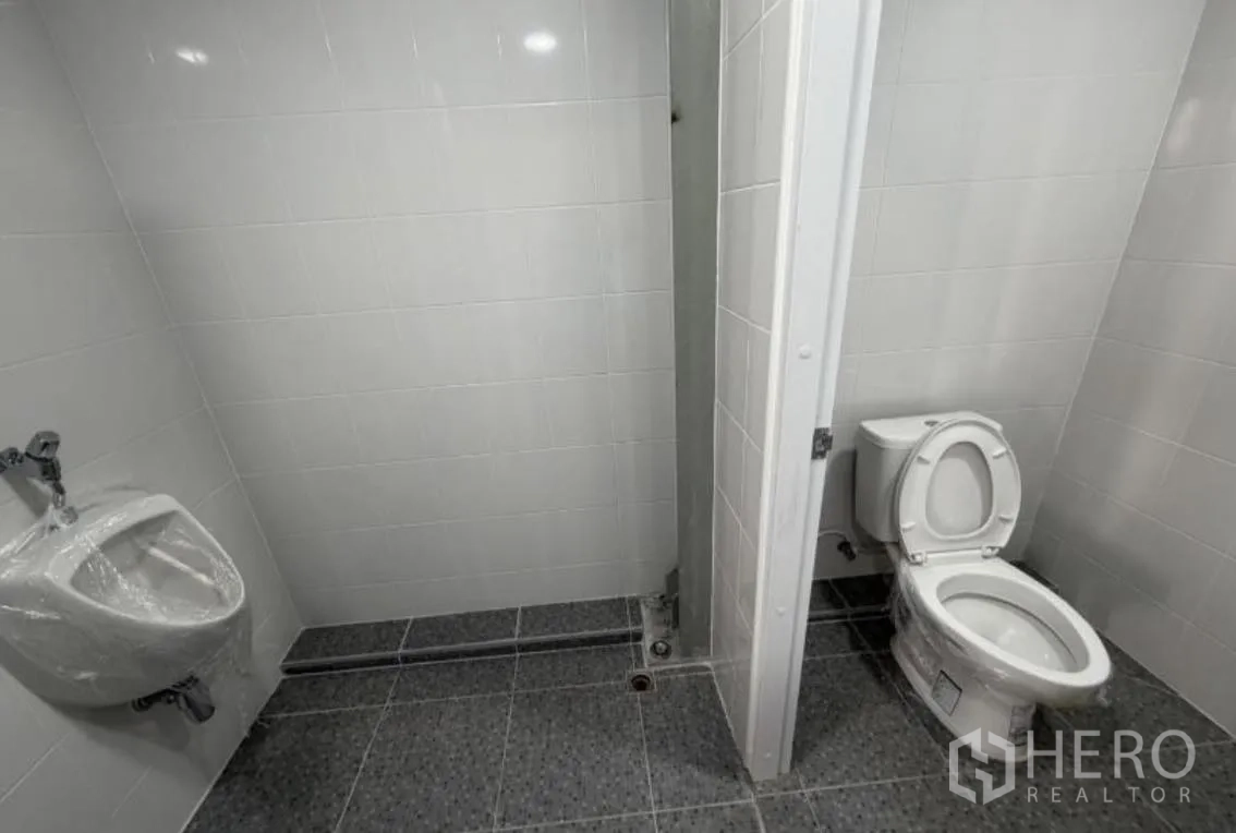 โกดัง for rent in Bang Khun Thian, Bangkok - ห้องน้ำภายในมีโถส้วมและโถปัสสาวะ