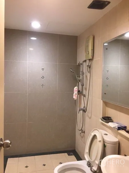 联排别墅 出租或出售在Wang Thonglang, Bangkok - 卫生间带步入式淋浴、热水器、灰色墙砖与座便器。