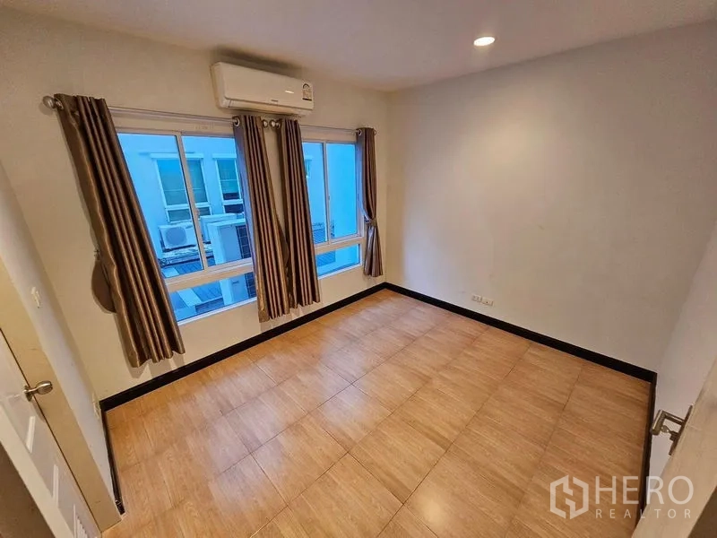 联排别墅 出租在Wang Thonglang, Bangkok - 带空调的卧室，大窗与窗帘，瓷砖地面。
