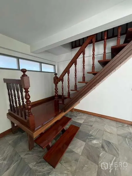 บ้าน ให้เช่าในBang Na, Bangkok - บันไดไม้พร้อมราวจับสไตล์คลาสสิกขึ้นสู่ชั้นบน