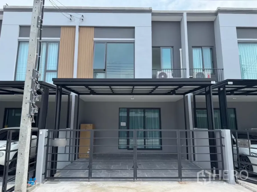 ทาวน์เฮาส์ ให้เช่าในBang Phli, Samut Prakan - ทาวน์เฮ้าส์สองชั้นสไตล์โมเดิร์นในบางพลี พร้อมที่จอดรถในร่มและประตูรั้วหน้าบ้าน.
