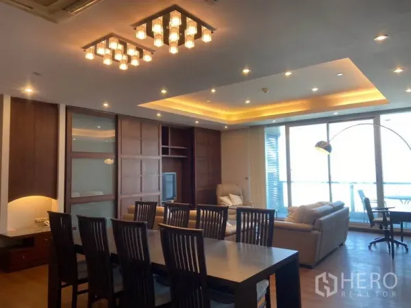 公寓 出租在Sathon, Bangkok - 正式餐区，设计感吊灯、木质柜体与大面积窗景。