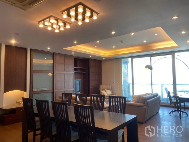 公寓 出租在Sathon, Bangkok - 正式餐区，设计感吊灯、木质柜体与大面积窗景。
