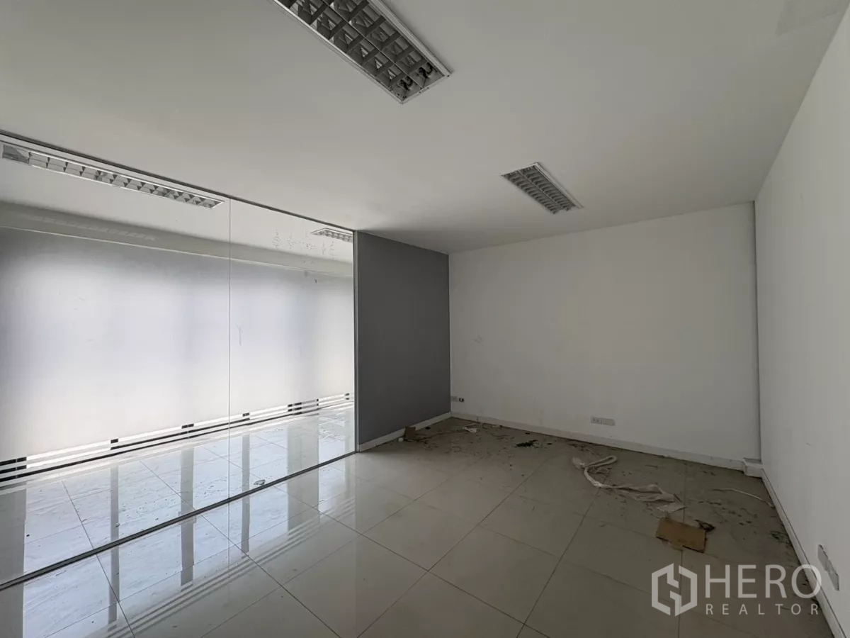 货栈 出租在Bang Phli, Samut Prakan - 办公室房间，磨砂玻璃隔断与瓷砖地面。