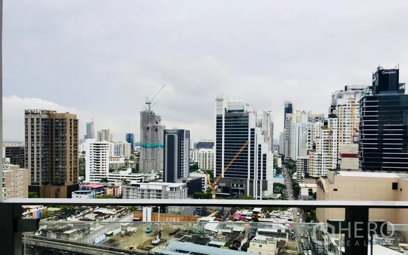 公寓 出租或出售在Watthana, Bangkok - 高楼阳台城市景观，俯瞰素坤逸天际线与高楼