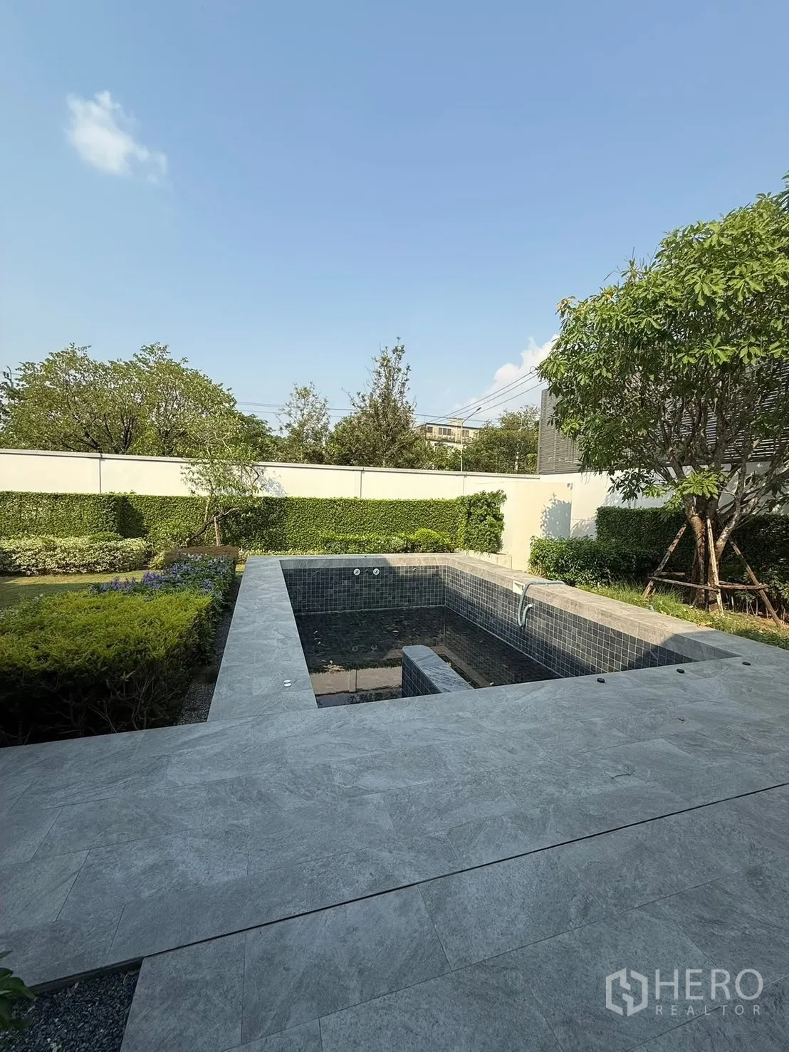 独栋房屋 for rent in Bang Kapi, Bangkok - 花园视角的私人泳池，周围环绕绿植与围墙。