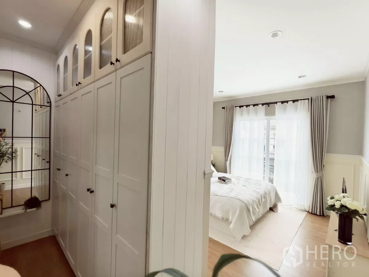 Detached House for rent in Khlong Luang, Pathum Thani - Dressing corridor with tall wardrobes and large mirror beside the bedroom