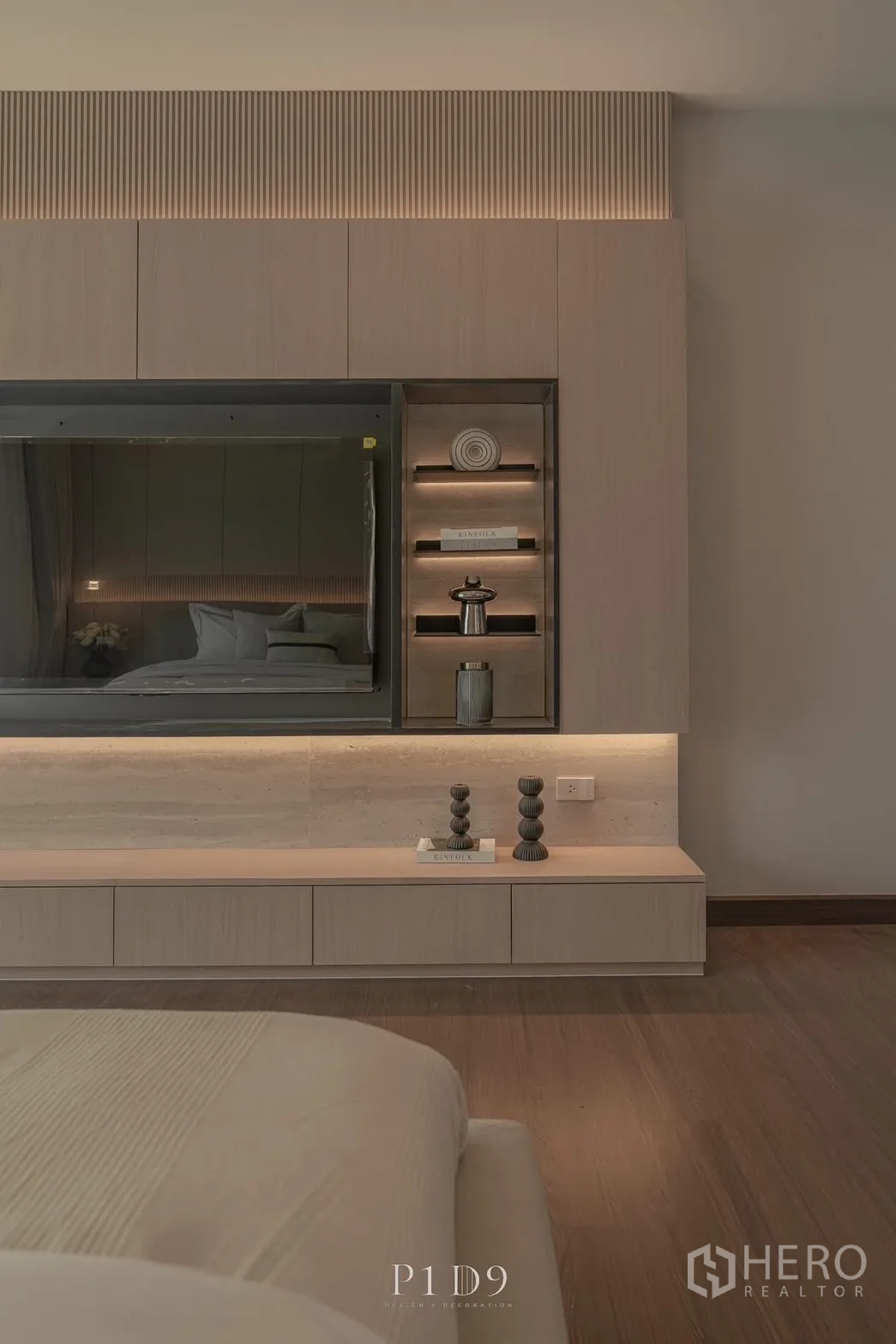 独栋房屋 for rent in Bang Phli, Samut Prakan - 定制电视墙配开放式展示格与背光。