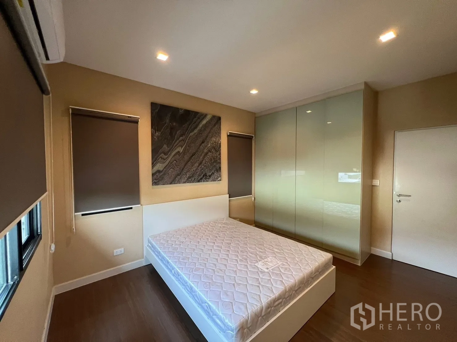 บ้าน ให้เช่าในBang Phli, Samut Prakan - ห้องนอนรองพร้อมตู้เสื้อผ้าบิวท์อินผิวเงาและม่านม้วนสองด้าน