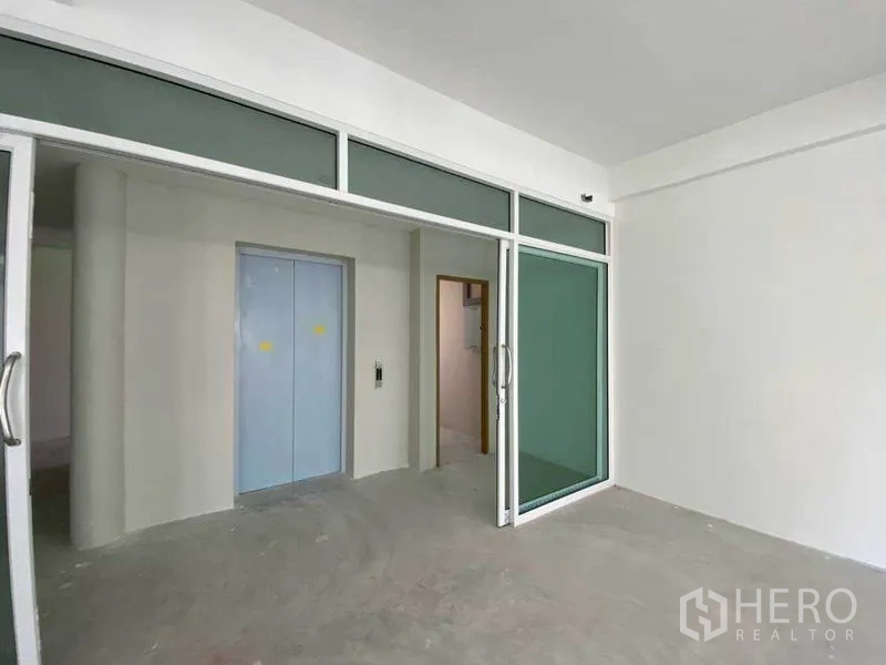 Retail Space for rent in Khlong Toei, Bangkok - Lift lobby with sliding glass partitions and access to service room and restrooms.
