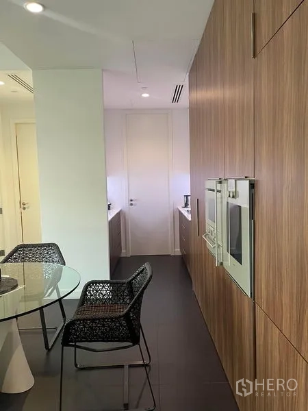 公寓 出租在Pathum Wan, Bangkok - 用餐区与走廊式厨房，内置家电
