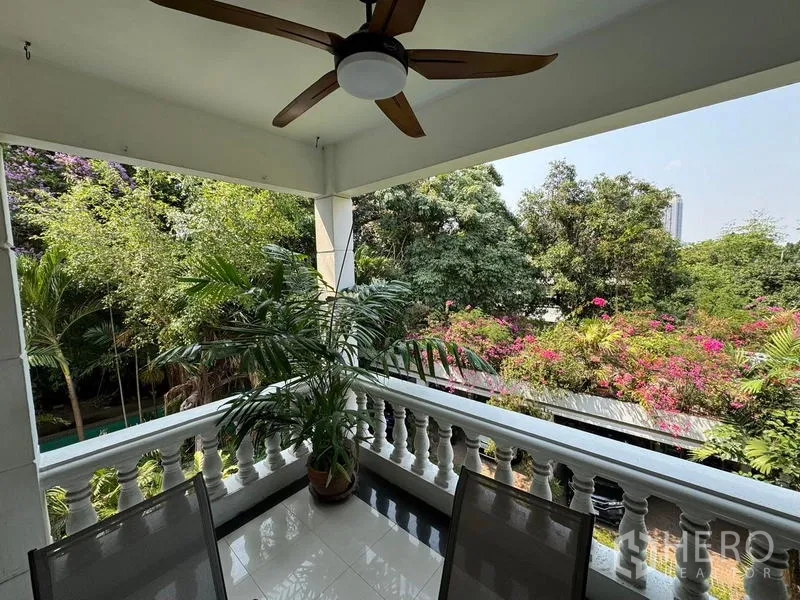 公寓 出租在Yan Nawa, Bangkok - 转角阳台设吊扇与盆栽，享花园景观。