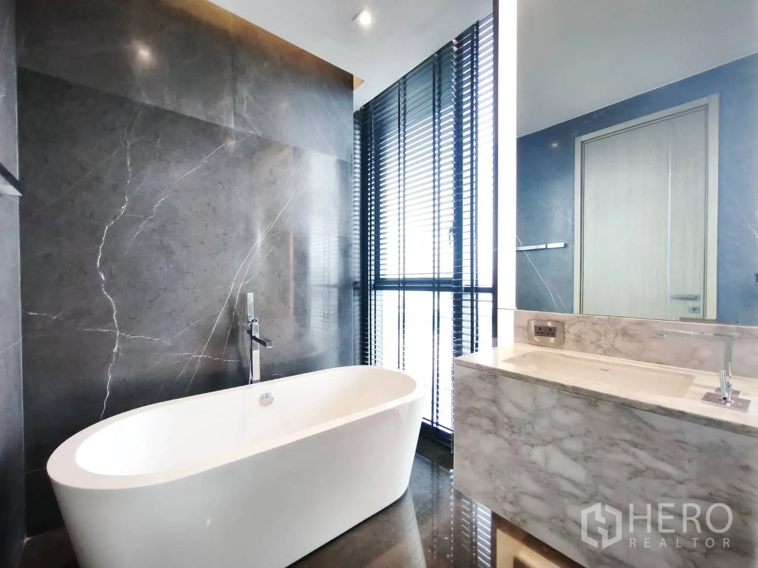 คอนโด for rent in Watthana, Bangkok - ห้องน้ำหรูพร้อมอ่างอาบน้ำแบบลอยตัว เคาน์เตอร์หินอ่อน และมู่ลี่หน้าต่าง