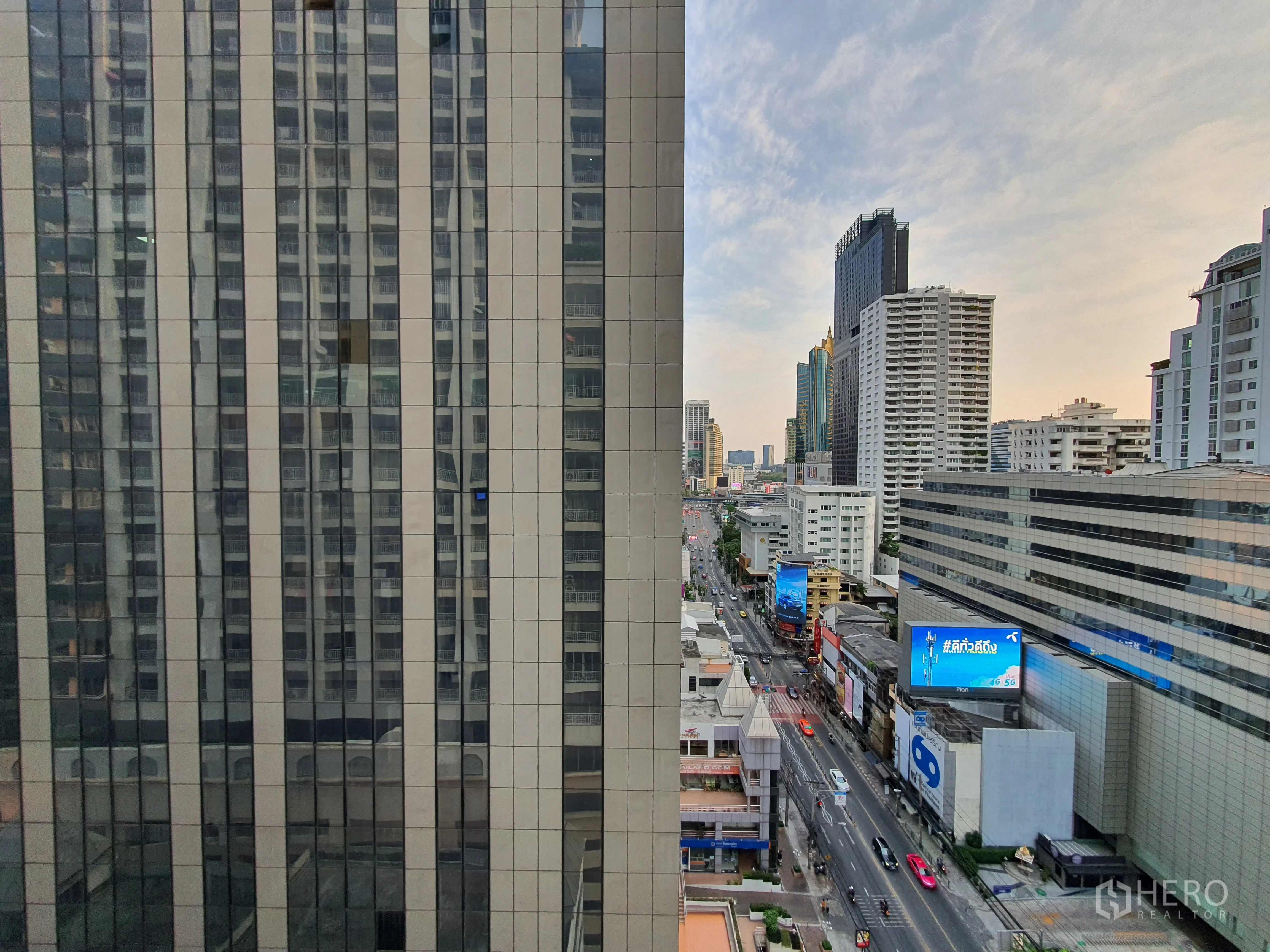 公寓 for rent in Watthana, Bangkok - 高楼之间俯瞰繁忙道路与城市天际线的景观。