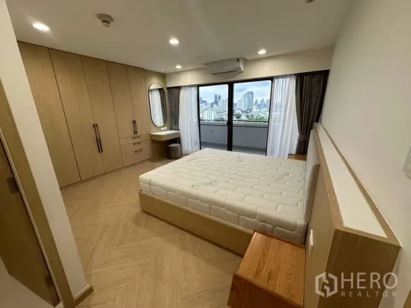 公寓 出租在Watthana, Bangkok - 主卧带城市景观，整面衣柜和梳妆台