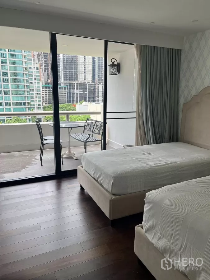 公寓 出租在Pathum Wan, Bangkok - 卧室通往大阳台，设户外桌椅与城市景观。