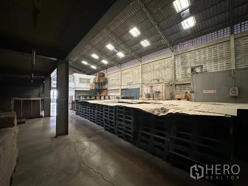 工厂 出租在Lam Luk Ka, Pathum Thani - 覆盖式生产区，混凝土地面与高墙通风砖
