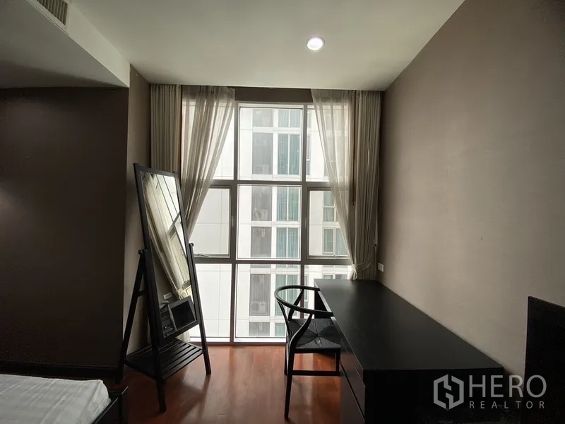 公寓 出租在Watthana, Bangkok - 卧室工作角，大窗、长书桌与椅子，立式穿衣镜。