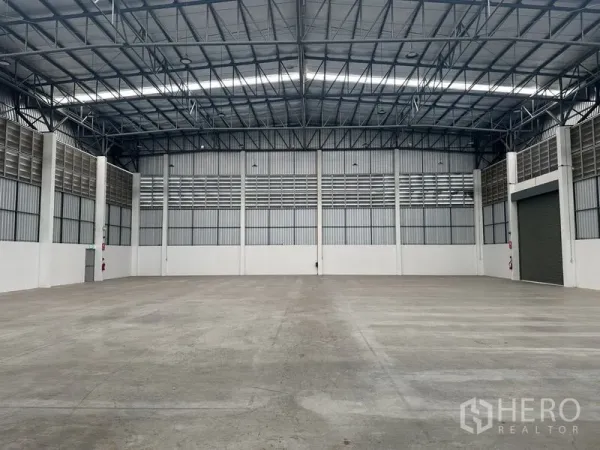 โรงงาน ให้เช่าในBang Sao Thong, Samut Prakan - ฮอลล์โรงงานไร้เสา ติดผนังระบายอากาศ เพดานสูง และประตูโหลดสินค้ากว้าง.