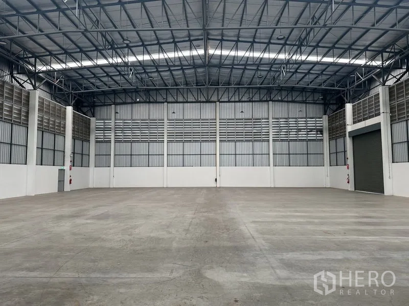 โรงงาน ให้เช่าในBang Sao Thong, Samut Prakan - ฮอลล์โรงงานไร้เสา ติดผนังระบายอากาศ เพดานสูง และประตูโหลดสินค้ากว้าง.