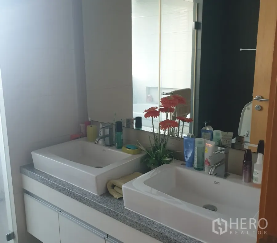 公寓 出售在Khlong Toei, Bangkok - 现代浴室，双方形洗手台、花岗岩台面与大镜子。