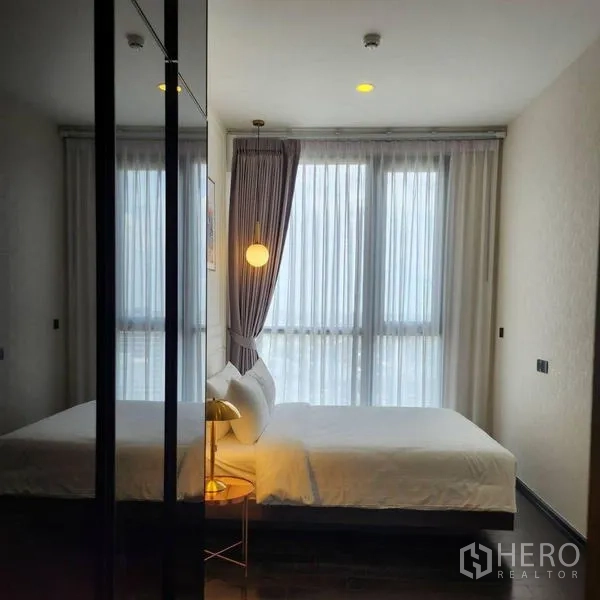 公寓 出租在Watthana, Bangkok - 主卧配大床、纱帘与柔和灯光。