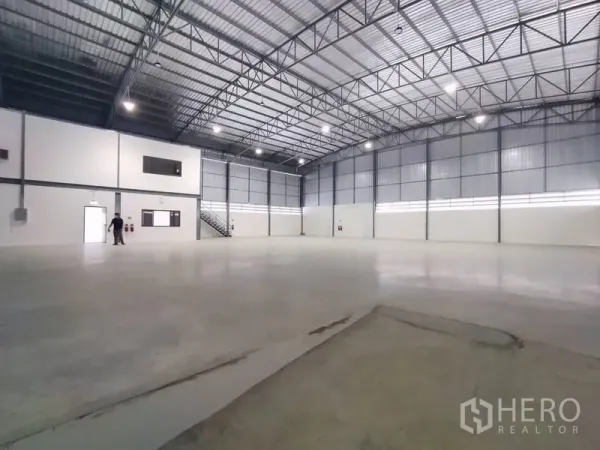 คลังสินค้า ให้เช่าในBang Phli, Samut Prakan - มุมมองภายในเห็นช่องแสงสูง ไฟสว่าง ประตูหนีไฟ และบันไดขึ้นออฟฟิศ.
