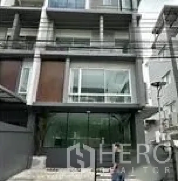 带办公室的家 出租在Wang Thonglang, Bangkok - 旺通朗曼谷多层现代家庭办公室外观，大面积玻璃立面。