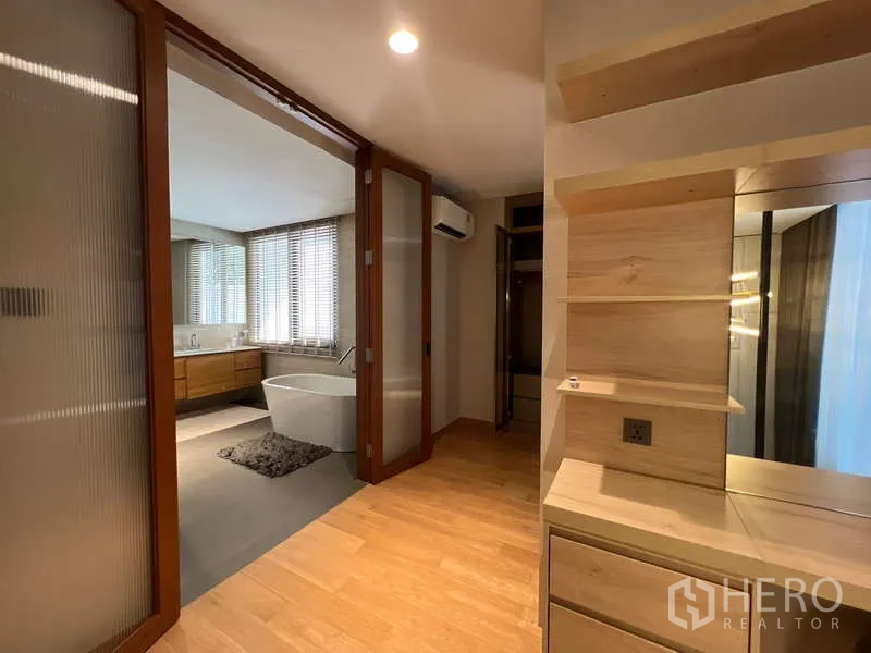 Detached House for rent in Suan Luang, Bangkok - Dressing area linking to bathroom through sliding doors with freestanding tub.