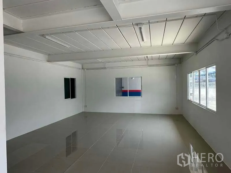 货栈 出租在Samut Prakan - 明亮的办公室，瓷砖地面、白色墙面、多扇窗户与日光灯