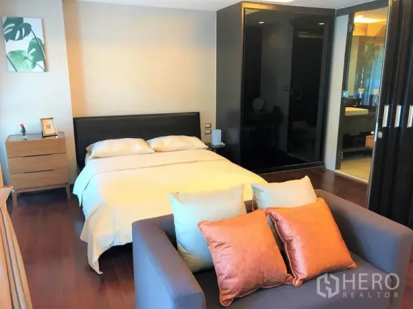 公寓 出租在Watthana, Bangkok - 明亮卧室，双人床、双人沙发，滑门连接浴室。