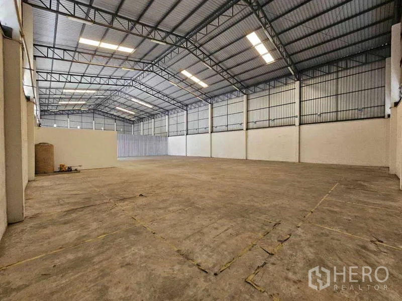 货栈 出租在Bang Bua Thong, Nonthaburi - 开阔的仓储分区，通风金属墙与高天花，地坪平整。