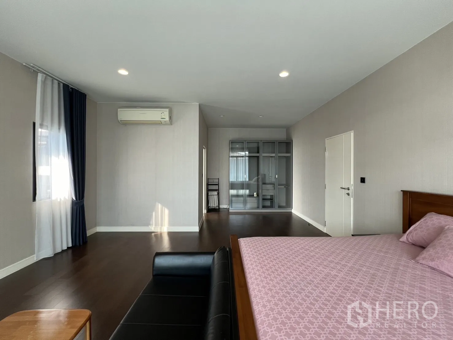 独立式住宅 出租或出售在Bang Kapi, Bangkok - 主卧一角，衣柜区、采光窗与休闲座椅。