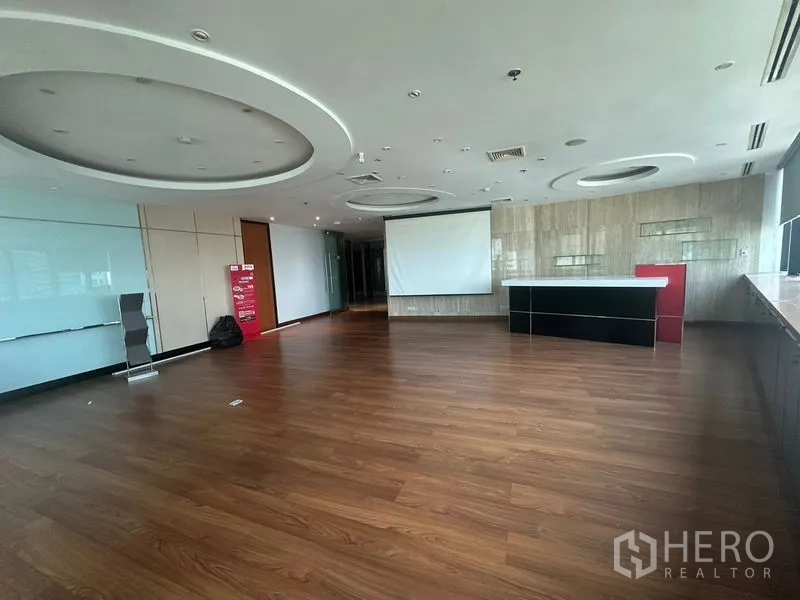 办公空间 出租在Khlong Toei, Bangkok - 培训/活动区，配投影幕与服务台。