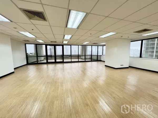 办公空间 出租在Huai Khwang, Bangkok - 转角办公室，环绕窗与玻璃门，俯瞰曼谷城市景观。