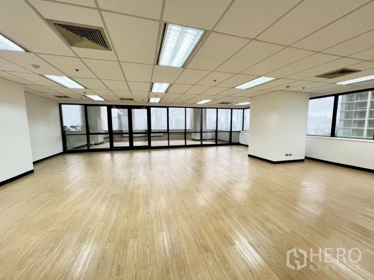 办公空间 出租在Huai Khwang, Bangkok - 转角办公室，环绕窗与玻璃门，俯瞰曼谷城市景观。