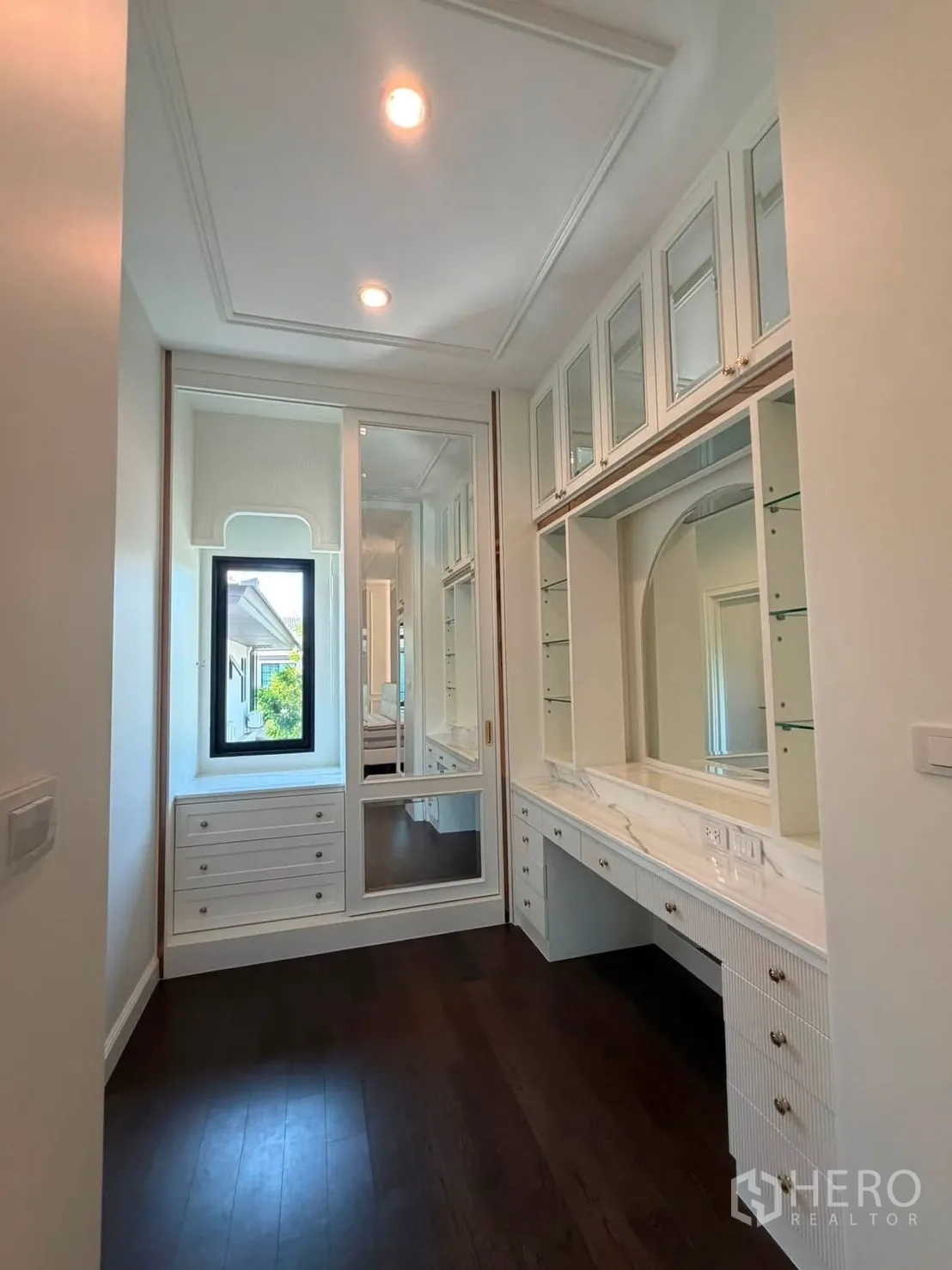 บ้านเดี่ยว for rent or sale in Prawet, Bangkok - มุมแต่งตัวพร้อมโต๊ะเครื่องแป้ง ลิ้นชัก และกระจกบานใหญ่