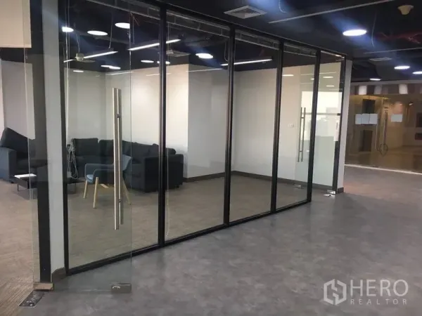 办公空间 出租在Sathon, Bangkok - 玻璃门入口的办公套间，内设休息区与整洁地面。