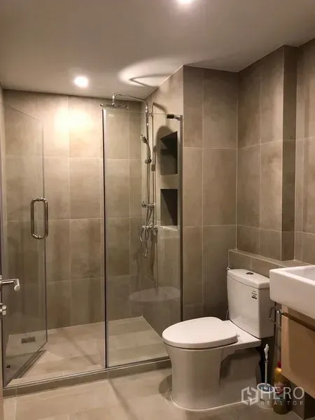 公寓 出租或出售在Yan Nawa, Bangkok - 现代化浴室，玻璃干湿分离淋浴间与中性色瓷砖。