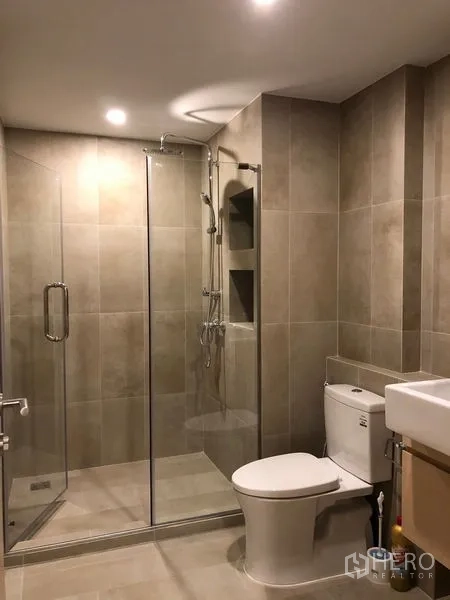 公寓 出租或出售在Yan Nawa, Bangkok - 现代化浴室，玻璃干湿分离淋浴间与中性色瓷砖。